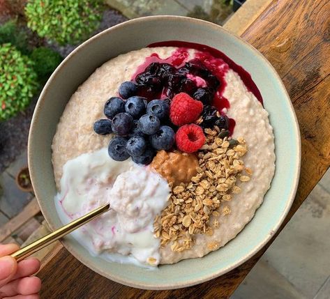 E V I E M A E on Instagram: "💙GINGER & BERRY COMPOTE OATMEAL💜 Goooood morning lovelies and happy Tuesday! I hope you all had a lovely few days celebrating Christmas and spending time with your friends and family🎅🏼 thankfully back to the oats this morning after a weekend of rich food - ginger and cinnamon spiced oatmeal topped with ginger yogurt, blueberry compote, blueberries, raspberries, granola and sweet and salty peanut butter which is absolutely delicious 🤤 have a lovely day angels fil Oatmeal With Berries, Spiced Oatmeal, Berry Oatmeal, Flavor Drops, Berry Yogurt, Protein Yogurt, Bakery Foods, Rich Food, Blueberry Compote