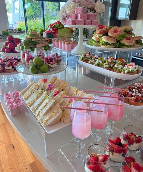 Drink Table Party Ideas, Birthday Brunch Pink Theme, Brunch Pink Theme, Bridgerton Buffet, Cute Party Food Ideas, Bruch Birthday Idea, Tea Party Birthday Decor, Pink Tea Party Ideas, 21st Brunch Ideas