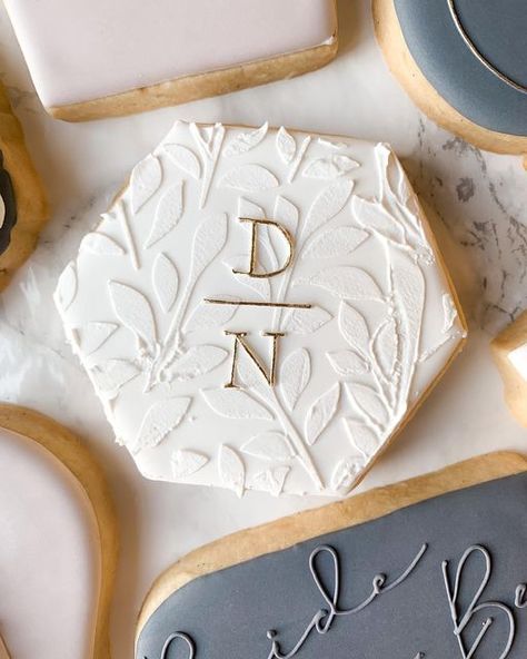 Iced Bridal Shower Cookies, Royal Icing Cookies For Wedding, Wedding Cookies Fondant, Black And White Wedding Cookies Decorated, Diy Wedding Cookies, Classy Wedding Cookies, Elegant Bridal Shower Cookies, Decorative Cookies Wedding, Wedding Favor Sugar Cookies