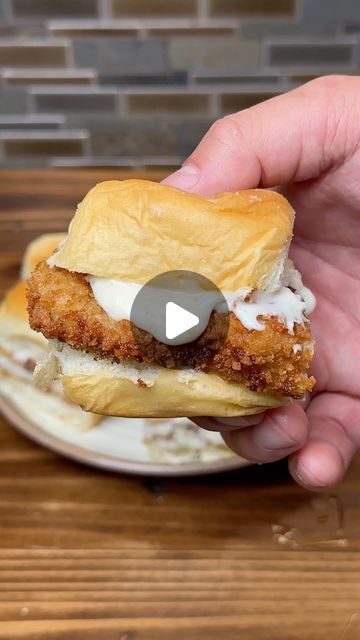 KING'S HAWAIIAN® on Instagram: "🐔 FRIED CHICKEN AND GRAVY SLIDERS! 😋   Ingredients: -King’s Hawaiian Original Hawaiian Sweet Rolls -4 boneless, skinless chicken thighs -1/4 c buttermilk -1 ¼ cup flour -3 eggs -1 c panko -1 tbsp garlic powder -1 tbsp smoked paprika -1 tbsp cumin -2 tsp salt -2 tsp pepper -4 tbsp butter -2 c milk  Preparation: 1. Mix eggs and buttermilk, then season flour with garlic powder, smoked paprika, cumin, salt, and pepper 2. Coat chicken in flour (1 cup), then egg wash, then panko bread crumbs (coat both sides well), then shallow fry in a pan with oil until internal temperature reaches 165 degrees (flip chicken halfway through frying) 3. To prepare gravy, melt butter in a pan, then combine with ¼ cup of flour (whisk together until it begins to brown), then slowly Fried Chicken And Gravy, Chicken And Gravy, Hawaiian Sweet Rolls, Brunch Drinks, Hawaiian Rolls, Boneless Skinless Chicken Thighs, Sweet Rolls, Panko Bread Crumbs, 3 Eggs