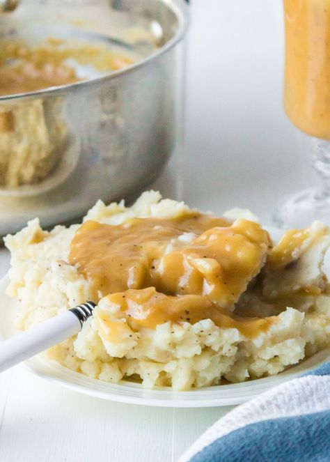 This is the BEST vegetarian gravy recipe! This easy recipe for vegetarian gravy is perfect for Thanksgiving and other holidays! It comes together fast and easy, with a short list of ingredients and only 20 minutes needed. Make this vegetarian gravy with vegan gravy option ahead of time and freeze it, then rewarm it on the big day. In this post you'll find ideas for customizing the gravy to your liking, you can also easy make it a vegan and/or gluten-free gravy. Pass the mashed potatoes! Best Vegetarian Gravy Recipe, Thanksgiving Mashed Potatoes And Gravy, Butter Gravy Recipe, Mashed Potato Gravy, Mashed Potatoes With Gravy, Vegetarian Gravy Recipe, Veg Gravy, Mashed Potatoes Thanksgiving, Gravy For Mashed Potatoes