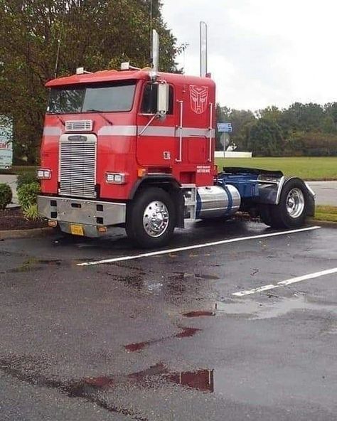 sci-fi shenanigans & epic geekery (part 290) - sci fi post - Imgur Transformers Optimus Prime Truck, Transformers Truck, Optimus Prime Truck, Transformers Generation 1, G1 Transformers, Tv Cars, Anime Animation, Transformers Autobots, Vw Touran