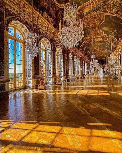 Versailles Hall Of Mirrors, Humanity Video, Baroque Interior Design, French Palace, The Palace Of Versailles, Hall Mirrors, Chateau Versailles, Palace Interior, Mirror Room