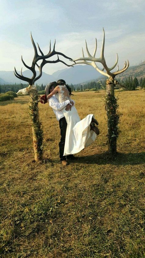 Antler Wedding Arch, Country Wedding Arches, Antler Wedding Decor, Country Wedding Pictures, Western Wedding Rings, Nordic Wedding, Country Western Wedding, Cute Country Couples, Antler Wedding