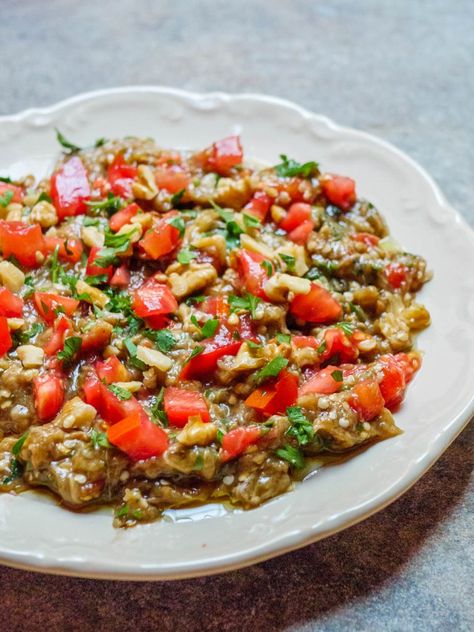 Syrian baba ganoush - recipe / A kitchen in Istanbul Arabisk Mat, Arabisk Mad, Babaganoush Recipe, Bulgarian Food, Roasted Eggplant Dip, Syrian Food, Caviar D'aubergine, Baba Ganoush, Small Tomatoes