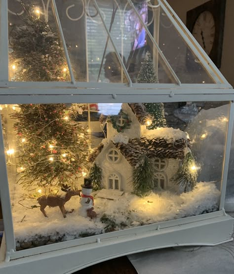 Christmas Terrarium Ideas, Terrarium Christmas Ideas, Mini Christmas Terrariums, Christmas Scene In A Jar, Gingerbread Cookies Aesthetic, Christmas Terrariums, Diy Christmas Scene Lantern, Christmas Terrariums Winter Scenes, Diy Christmas Shadow Box Winter Scenes