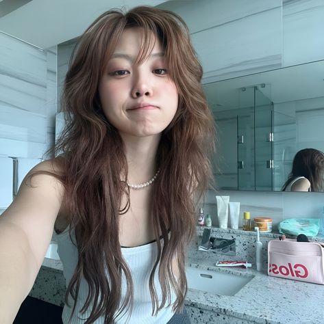 ♡̷̸⁩ — girls rpw rp ports high quality remini pfp role player world Aesthetic Ig Filter Selfie, Happy Birthday Drawings, Kim Hair, Korean Photo, Role Player, Cute Simple Wallpapers, Girls High, Maquillaje De Ojos, Brown Hair