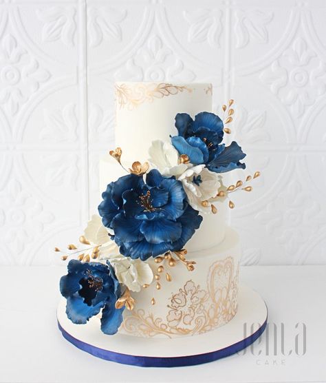 Ritz Navy and Gold by Jen La - JENLA Cake - http://cakesdecor.com/cakes/268572-ritz-navy-and-gold Kek Kahwin, Navy Blue Wedding Cakes, Elegant Cake Design, Wedding Cake Navy, Blue Wedding Cake, Gold Quince, Quinceanera Cakes, 3 Tier Wedding Cakes, Lace Wedding Cake