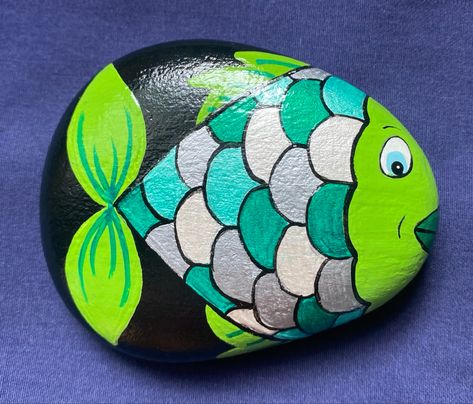 Fish Stone Painting, Fish Painted Rocks Ideas, Fish Rock Painting Ideas Easy, Fish Painted On Rocks, Rock Painting Fish Ideas, Painted Rocks Fish, Painted Fish Rocks, Rock Painting Fish, Crab Painting