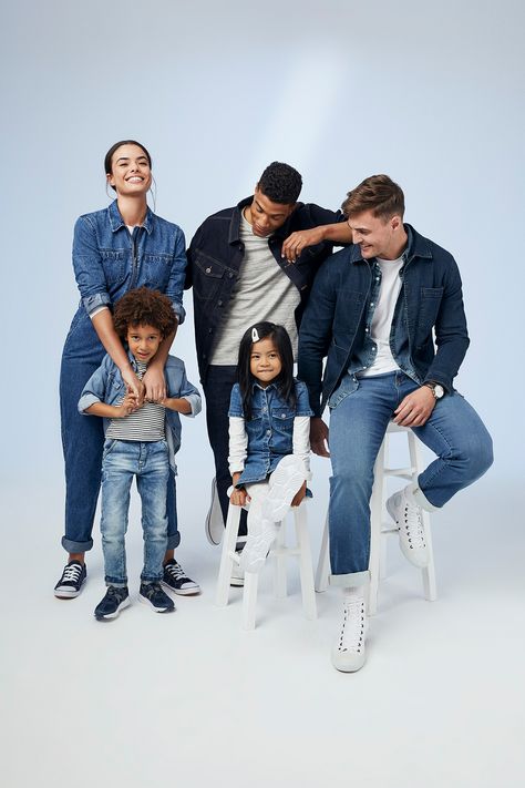 White Shirt And Blue Jeans Family Photo Christmas Pictures, Blue Outfit Family Photoshoot, Family Photoshoot Denim, Blue Jean Family Photo Shoot, Family Photoshoot Jeans, Family Denim Photo Shoot, Family Photos Denim, Denim Photoshoot Family, Denim And White Family Pictures