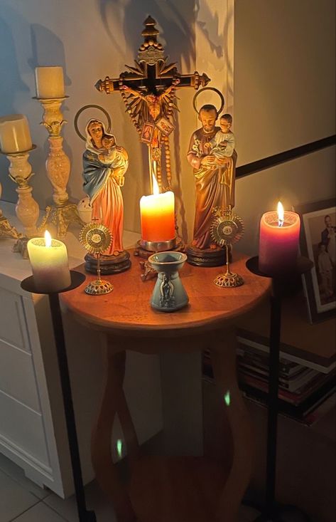 Home Altar Catholic, Sacred Space Altar, Earth Day Projects, Catholic Altar, Altar Design, Catholic Decor, Prayer Corner, Images Of Mary, Religious Pictures