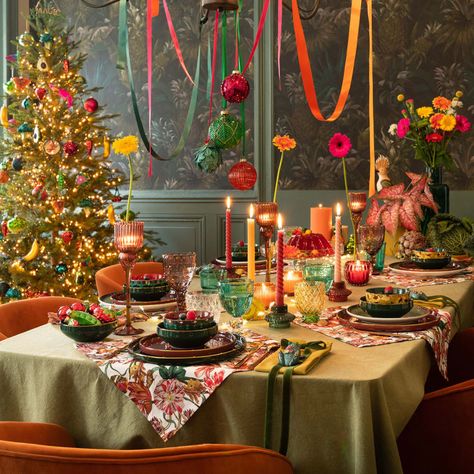 An Extra festive table for Christmas! | Maisons du Monde Ideas Decoracion Navidad, Christmas Dinner Party, Rainbows Christmas, Hosting Christmas, Christmas Decor Inspiration, Xmas Deco, Christmas Interiors, Christmas Inspo, Festive Tables