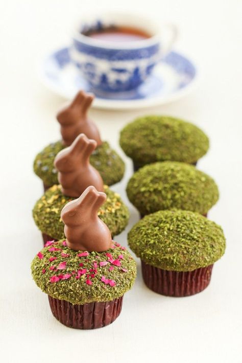 Matcha Moss Cupcakes | Thirsty For Tea Gastronomische Desserts, Dessert Original, Easter Desserts Recipes, Matcha Recipe, Slow Cooker Desserts, Diy Ostern, Easter Baking, Easter Inspiration, Easter Cupcakes