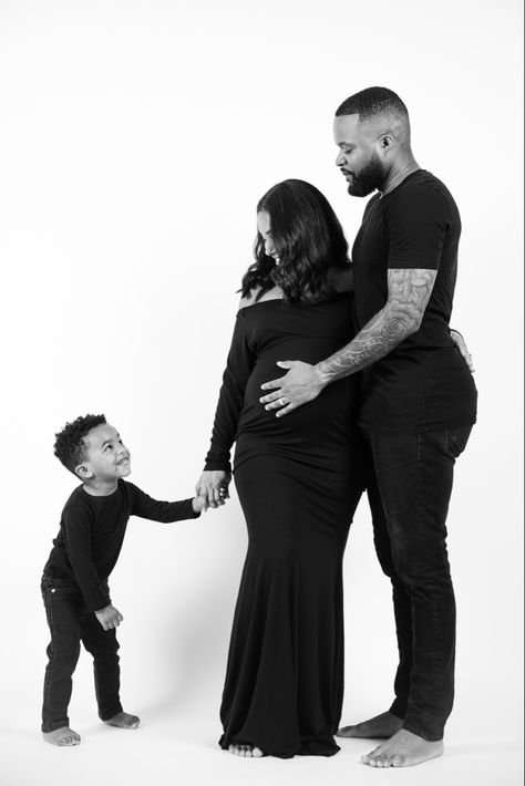 Black And White Family Maternity Shoot, Maternity Shoot In Black Dress, All Black Family Maternity Shoot, Maternity Shoot Family Of 3 Studio, Maternity Photography Family Of 3 Studio, Black Dress Maternity Pictures Studio, Maternity Photos With Family Of 4, Maternity Shoot Second Baby, Black Dress Maternity Pictures Family