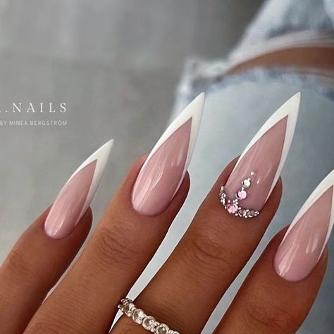 Jet Set Beauty GmbH on Instagram: "Easy Build Nature , French white and crystal shine 💖 @minea.nails @jet_set_beauty_nails #jetsetbeautyproducts #nailsnailsnails #nailaddict #nailpolish #nailtech #frenchnails #frenchnails💅 #nailartist #nailfashion #nailinstagram" French Stiletto Nails, White Stiletto Nails, Pink Stiletto Nails, Red Stiletto Nails, Stilleto Nails Designs, Long Nail Designs, Nails Design With Rhinestones, Stiletto Nails Designs, Luxury Nails