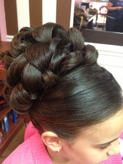 Princess Bun Hairstyle, Princess Updo, Quince Hair, Communion Hairstyles, Vintage Hairstyles Tutorial, Pageant Hair, Hair Color Underneath, Barrel Curls, Bouffant Hair