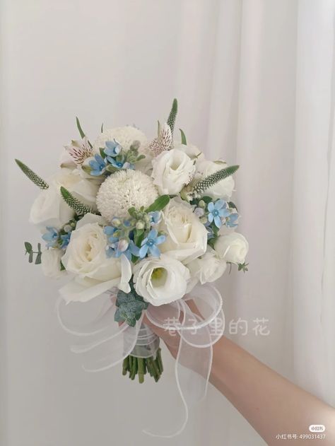 Fresh Flower Hand Bouquet Wedding, Gambar Kahwin, Round Bridal Bouquet, Flower Bouquet Boxes, Bridal Bouquet Blue, Bouquet Box, Flower Boutique, Hand Bouquet, Bouquet Ideas