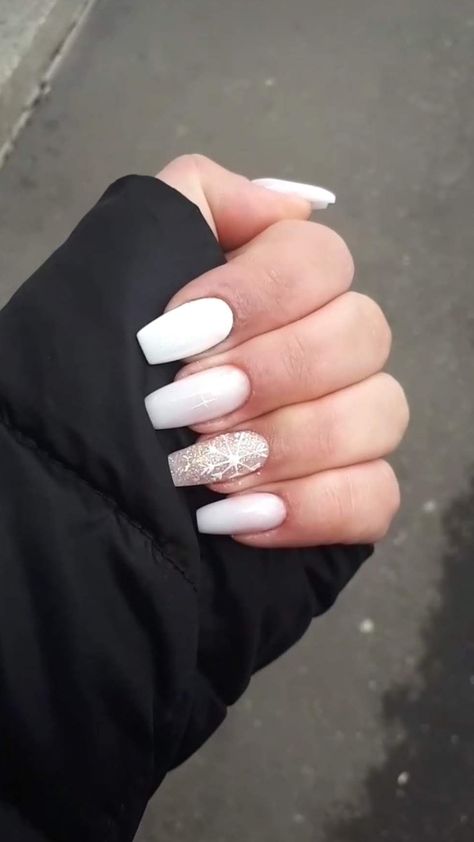 White Nails Acrylic Inspiration, Christmas White Nails Acrylic, White Winter Nails Coffin, White Xmas Nails Acrylic, White Xmas Nails Short, White Acrylic Christmas Nails, White Christmas Nail Designs Snow Flake, Christmas Nails Milky White, Milky White Nails Christmas