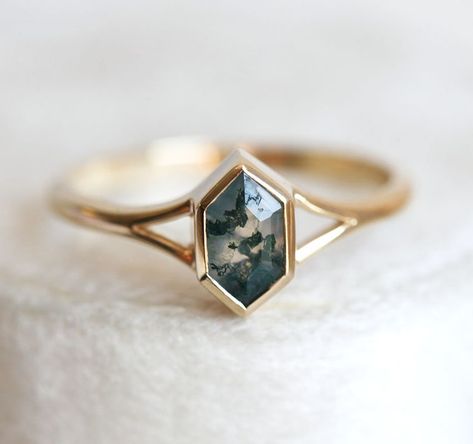 Moss Ring, Split Shank Diamond Ring, Gold Chevron Ring, Geometric Diamond Ring, Three Diamond Ring, Hexagon Diamond Ring, Pepper Diamond Engagement Ring, Pepper Diamond Ring, Salt Pepper Diamond