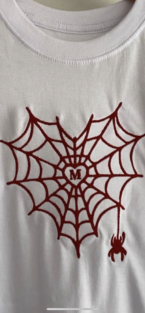 Drawing Ideas For Shirts, Drawing Ideas On T-shirts, Diy Spiderman Shirt, Diy Tshirt Designs Paint, Diy Tshirt Drawing Ideas, Diy Shirts Painting, Easy T Shirt Painting Ideas, Hand Painted Shirts Ideas, Draw On Shirt