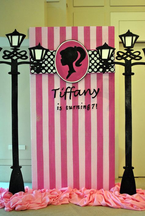 Barbie Classroom Theme, Barbie Party Decorations, Locker Decorations, Balloon Installation, Barbie Theme, Tea Party Theme, Barbie Birthday, Barbie Party, Paris Theme