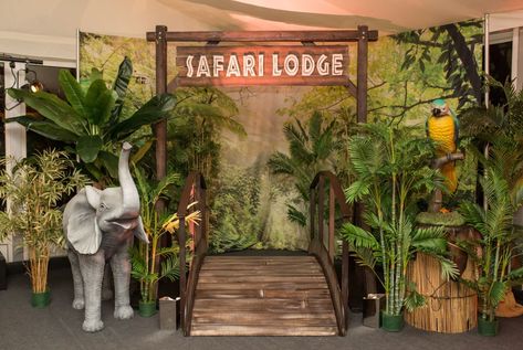 Rainforest Theme Birthday Party, Jungle Theme Party Decor, Jungle Theme Entrance Decor, Jungle Event Decor, Zoo Theme Decorations, Jungle Party Themes, Jungle Theme Event, Jumanji Themed Party, Jumanji Decoration Ideas