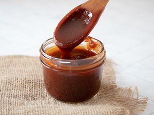 Bar B Que Sauce Recipes, Bbq Rib Sauce, Salted Caramel Sauce Recipe, Glazed Ribs, Rib Sauce, Caramel Recipes Sauce, Barbecue Sauce Recipes, Homemade Barbecue Sauce, Bar B Que