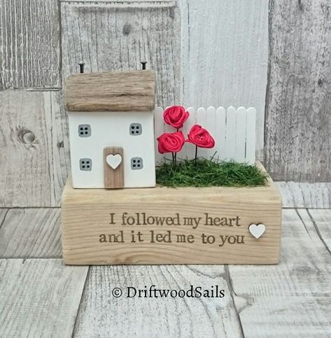 Mini Wooden Houses, Driftwood Art Diy, Scrap Wood Crafts, Small Wooden House, Wood Houses, Wood Block Crafts, Block Craft, Scrap Wood Projects, Wooden Houses