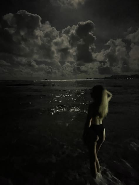 Night Pictures At The Beach, Night Beach Instagram Pictures, Late Night Beach Photoshoot, Beach Pictures Poses Instagram Night, Night Beach Pics With Flash, Ocean Pictures Ideas, Beach At Night Photoshoot, Late Night Beach Pictures, Beach Pictures Night