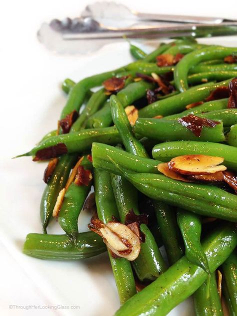 Brown Butter Toasted Almond Green Beans. Steamed green beans with a little snap, drenched in brown butter, toasted almonds. Sprinkled with sea salt. Green Beans Steamed, Almond Green Beans, Green Beans With Almonds, Green Beans Recipe, Healthy Afternoon Snacks, Steamed Green Beans, Beans Recipe, Green Bean Recipes, Veggie Side Dishes