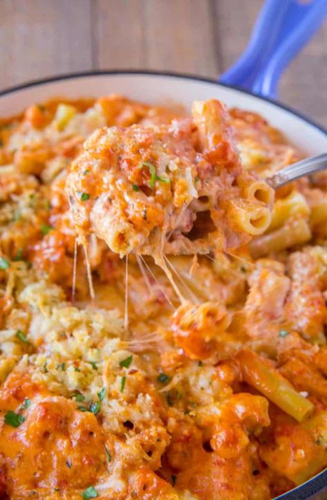 Olive Garden Five Cheese Ziti al Forno copycat recipe made with marinara, alfredo, mozzarella, fontina, romano and parmesan cheese baked together with a crispy panko topping. | #olivegarden #copycat #zitialforno #vegetarian #bakedziti #pasta #pastarecipes #cheesypasta #alfredosauce #fivecheesepasta #dinnerthendessert Olive Garden Five Cheese Ziti, Five Cheese Ziti Al Forno, Cheese Ziti, Five Cheese Ziti, Ziti Al Forno, Easy Baked Ziti, Ziti Recipe, Olive Garden Recipes, Ziti Pasta