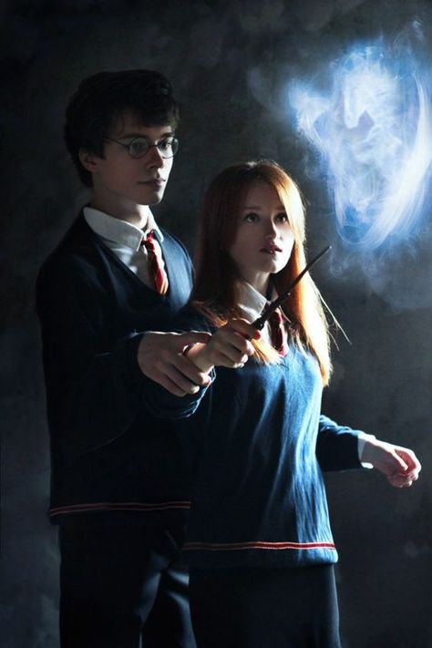 Top 14 Harry Potter Series Cosplay - Rolecosplay #minimalistart #facelessportrait #personalisedportrait #minimalistdrawing #birthdaygiftideas Harry Potter Wattpad Covers, Wand Poses, Harry Potter Photoshoot, Hogwarts Cosplay, Harry Potter Photography, Tonks Harry Potter, Harry Potter Wattpad, Harry Potter Couples, Faceless Portraits