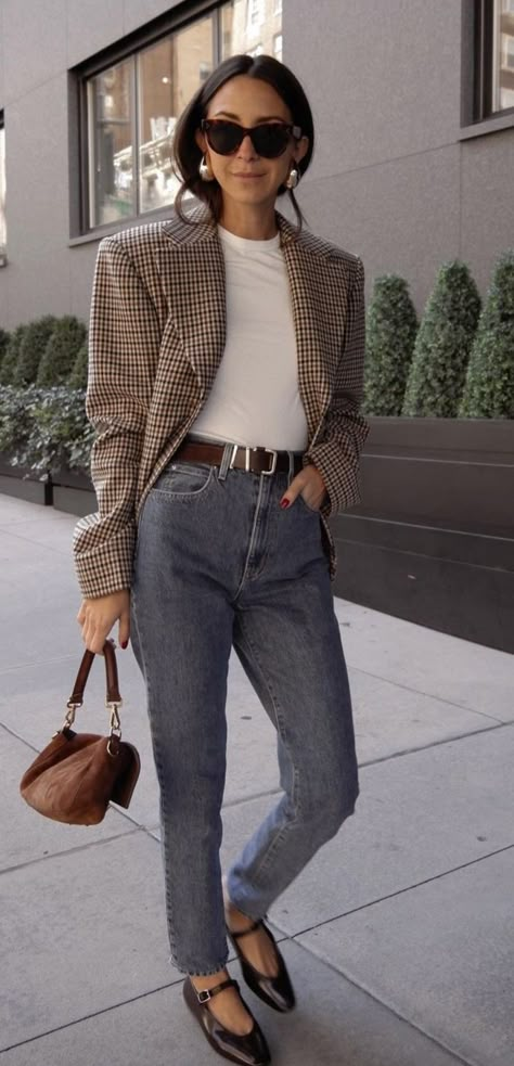 Classy Outfit Winter Women, Blazer And Scarf Outfit Winter, Jeans And Blazer Outfit Casual, Trend Fall Winter 2024 Outfits, Cognac Blazer Outfits, Chic Converse Outfit, Sloane Tailored Pant Outfit, Barrel Jeans Fall Outfit, Simple Sophisticated Outfits