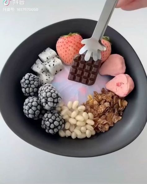 ASMR🍜 on Instagram: "Cr: @?  #asmr #asmrsounds  #asmrcommunity #asmrvideo  #mukbang #mochi #edit #edits  #yummy  #eat #eathealthy #eating #food #foodblogger" Dehydrated Yogurt Bowl, Smoothie Yogurt Bowl, Yogurt Bowl Ideas Healthy, Dry Yogurt Bowl, Aesthetic Yogurt Bowls, Clean Girl Food, Dehydrated Yogurt, Yogurt Bowl Aesthetic, Dry Yogurt