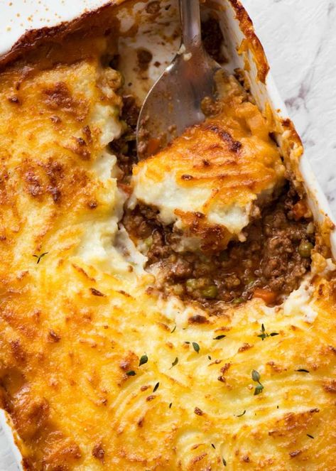 Overhead photo of spoon scooping Shepherd's Pie out of baking dish, fresh out of the oven. Shepards Pie Recipe, Shepard S Pie, Shepards Pie, Shepherds Pie Recipe, Whoopie Pie, Mince Pie, Recipetin Eats, Recipe Tin, Cottage Pie