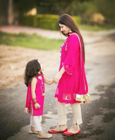 Mother And Daughter Same Dress, Mother And Daughter Dresses, Mommy Daughter Dresses, Mom Daughter Matching Dresses, Dress Designing Ideas, Mom And Baby Dresses, Blouse Outfit Casual, Mom Daughter Outfits, Mother Daughter Fashion