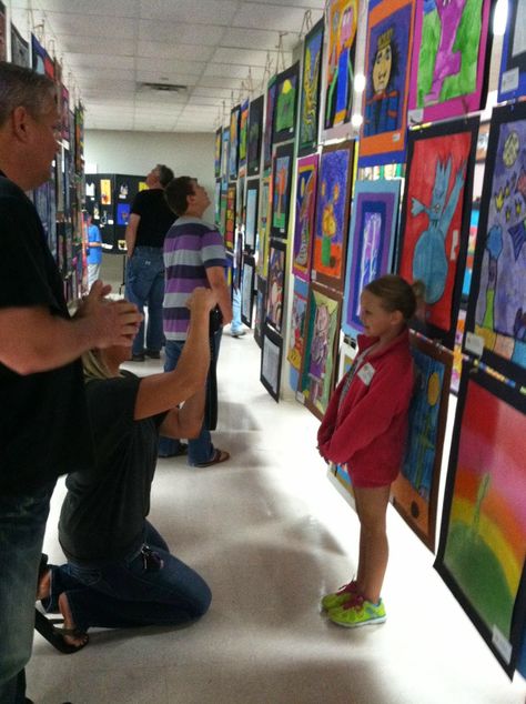 Jamestown Elementary Art Blog: How to set up an AWESOME Art Show!!! Art Show Photo Backdrop, Elementary Art Show, Showcase Ideas, Art Gala, Elementary Art Rooms, Elementary School Art, Art Night, Art Exhibits, Art Curriculum