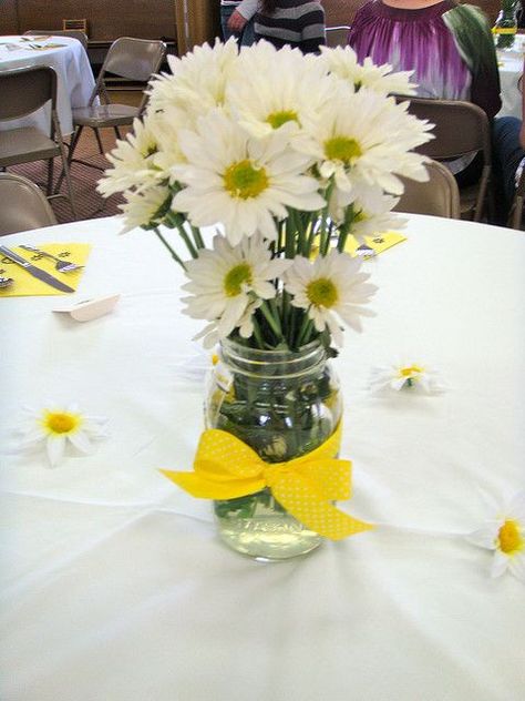 daisy centerpiece ideas | Daisy centerpieces Daisy Centerpieces, Tafel Decor, Daisy Wedding, Deco Nature, Mason Jar Centerpieces, 50th Wedding Anniversary, Deco Floral, 50th Wedding, Bridal Shower Theme