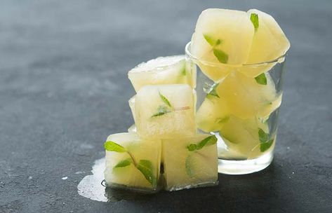 Benefits Of Rubbing Ice Cubes On Face - Green Tea Ice Cubes For Tired And Puffy Eyes Ice Cube Tray Hacks, Dry Eyes Causes, Coffee Ice Cubes, Frozen Coffee, Green Tea Bags, Frozen Chocolate, Ice Cube Trays, Puffy Eyes, Ice Cube Tray