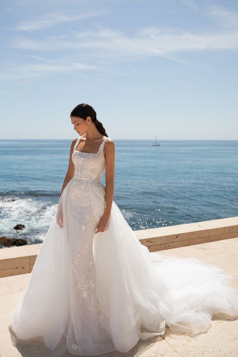 A fabulous wedding gown with a trendy square neckline and uncovered back will make a bride look extremely stylish and modern. The dress is fully embro Removable Train Wedding Dress, Wedding Dress Overskirt, Cathedral Wedding Dress, Detachable Train Wedding Dress, Wedding Platform, Beautiful Bridal Dresses, Train Wedding Dress, Royal Wedding Dress, Detachable Train