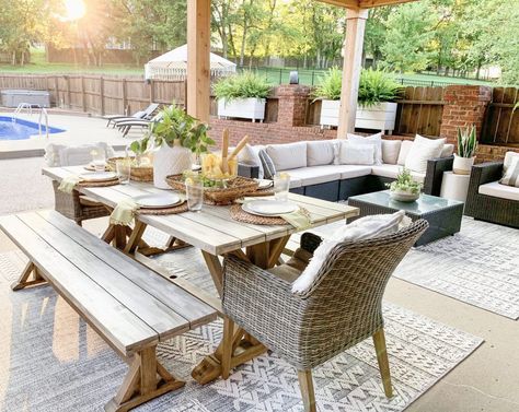 Outdoor Farmhouse Kitchen, Outdoor Patio Layout Ideas, Backyard Patio Furniture Layout, Patio Dining Ideas Outdoor, Fenced Patio, Patio Dining Area, Bbq Backyard, Outdoor Farm Table, Deck Furniture Layout