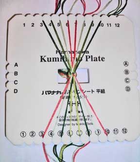 Everything for Kumihimo: free braiding plate instructions Kumihimo Tutorial, Kumihimo Disk, Floss Bracelets, Japanese Braiding, Kumihimo Braiding, Kumihimo Jewelry, Kumihimo Patterns, Kumihimo Bracelets, Lucet