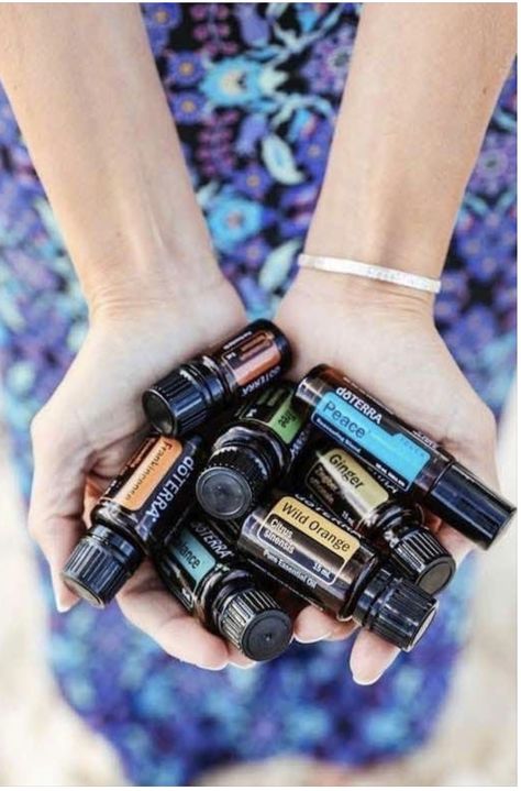 Reiki Business, Doterra Business, Brand Photography Inspiration, Personal Branding Photoshoot, Aroma Oil, Doterra Oils, Instagram Feed Ideas, Doterra Essential Oils, Branding Photoshoot