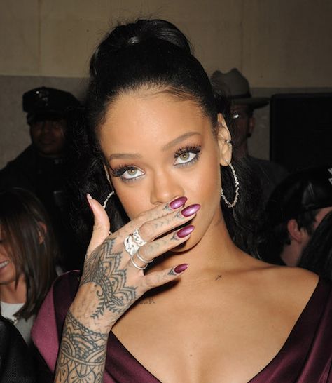 CC Rihanna Fashion Outfits, Rihanna Hand Tattoo, Rihanna Tattoo, Rihanna Style, Bad Gal, Rihanna Fenty, Hand Tattoo, Disney Tattoos, Zac Posen