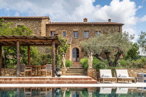 Une maison rénovée en Toscane dans un paysage idyllique - PLANETE DECO a homes world Dröm Hus Planer, Tuscan Farmhouse, Italian Farmhouse, Italy House, Italian House, Casa Country, Rustic Italian, Tuscan Villa, Tuscan House