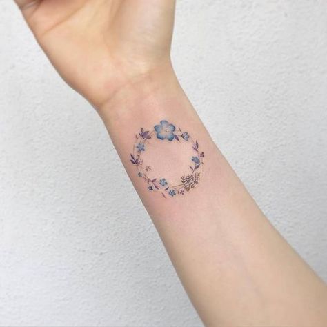 Flower wreath tattoo on the right inner wrist. Flower Wreath Tattoo, Anklet Tattoo, Tatoo 3d, Circular Tattoo, Tattoo On Wrist, Wreath Tattoo, Pisces Constellation, Circle Tattoo, Circle Tattoos