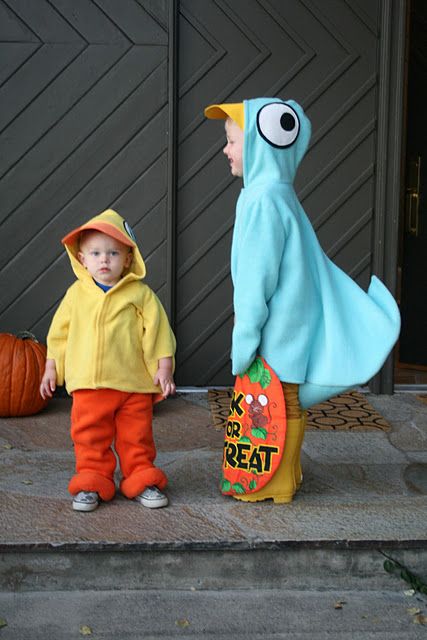 don't let the pigeon drive the bus costume! so clever:) Pigeon Costume, Childrens Book Character Costumes, Kids Book Character Costumes, Mo Willems Pigeon, Pigeon Drive The Bus, Don't Let The Pigeon, Storybook Character Costumes, World Book Day Ideas, Childrens Book Characters