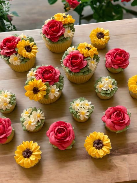 The Lilac Rose Cupcakery Wild Flower Cupcakes, Cupcake Flower Designs, Floral Cupcake Ideas, Easy Flower Cupcakes, Wildflower Cupcakes, Baptism Cupcakes, Cupcake Packaging, Flower Cupcake, Best Cupcakes