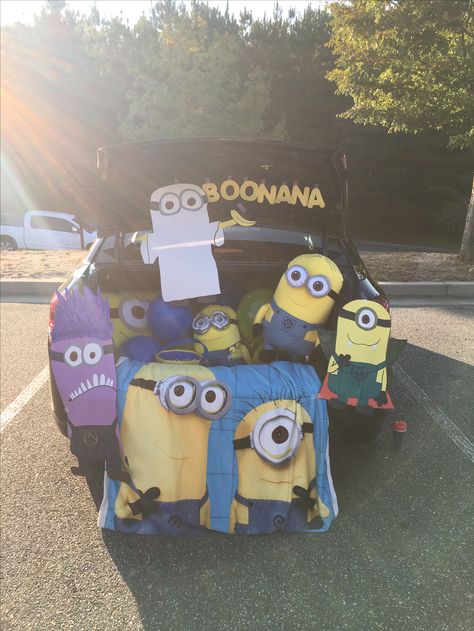 Trunk or treat minion style! Minions Trunk Or Treat Ideas, Despicable Me Trunk Or Treat, Minion Trunk Or Treat Ideas, Minions Trunk Or Treat, Minion Trunk Or Treat, Treat Board, Trunk Ideas, Minion Pumpkin, Purple Minions