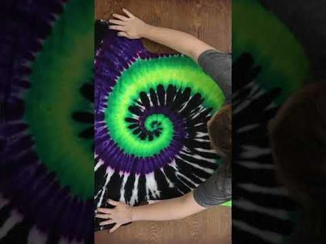 Tie-dye pattern : Beetlejuice Inspired Spiral - Shorts - YouTube Alien Tie Dye Shirt Diy, Tie Dye Patterns Videos, Advanced Tie Dye Patterns, Tie Dye Videos, Tie Dye Ideas Pattern, Tie Dye Shirt Ideas, Family Holiday Crafts, Deco Hippie, Reverse Tye Dye